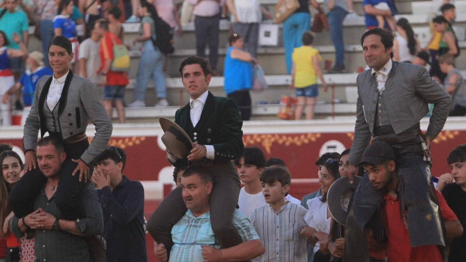 Pleno de puertas grandes en el cierre de feria