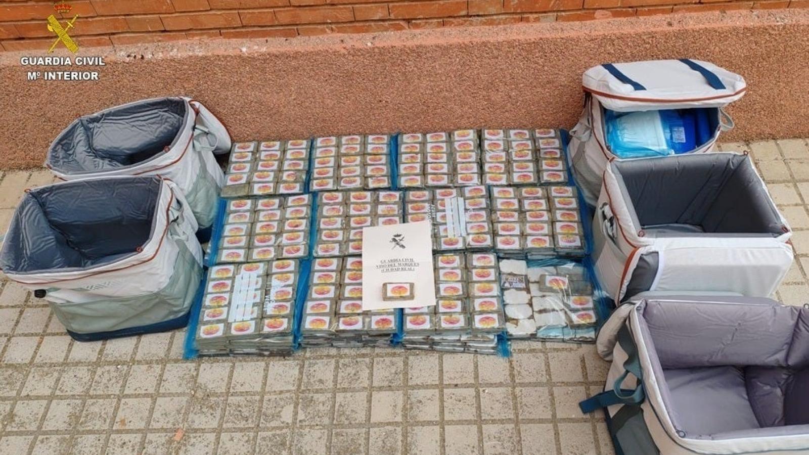 Encuentran casi 1.000 tabletas de hachís ocultas en neveras portátiles en Ciudad Real