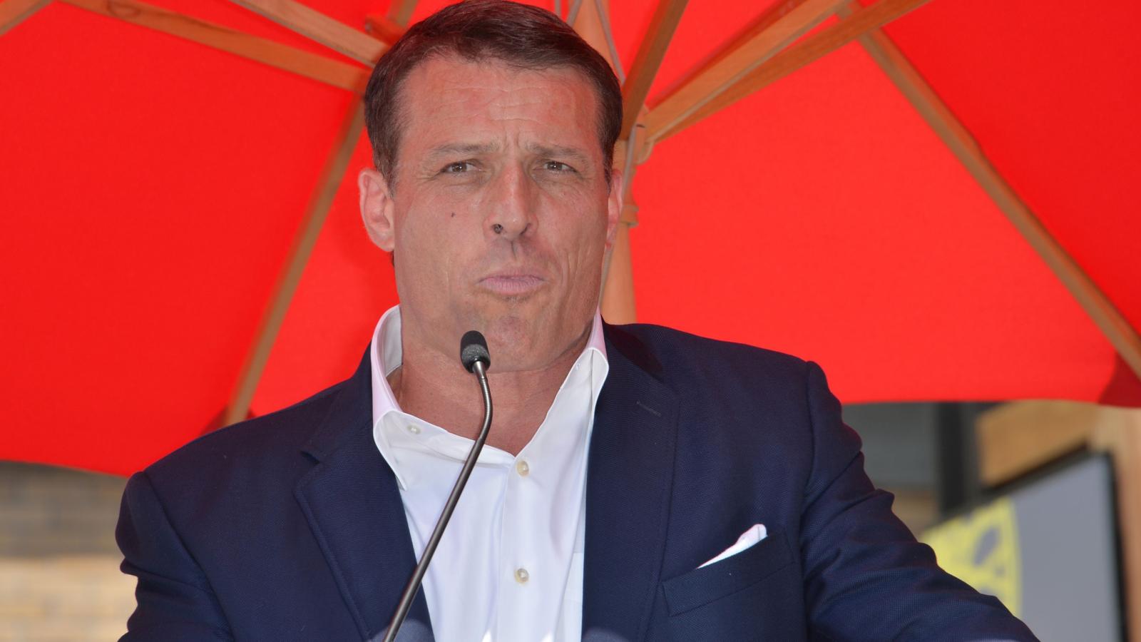 Así ha invertido Tony Robbins, el gurú de la autoayuda, su inmensa fortuna