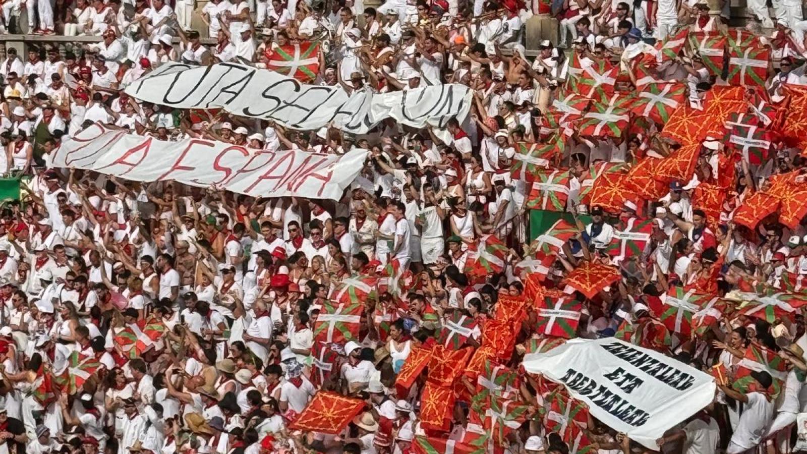 Polémica provocación de las peñas en San Fermín con una pancarta gigante de "Puta selección. Puta España"