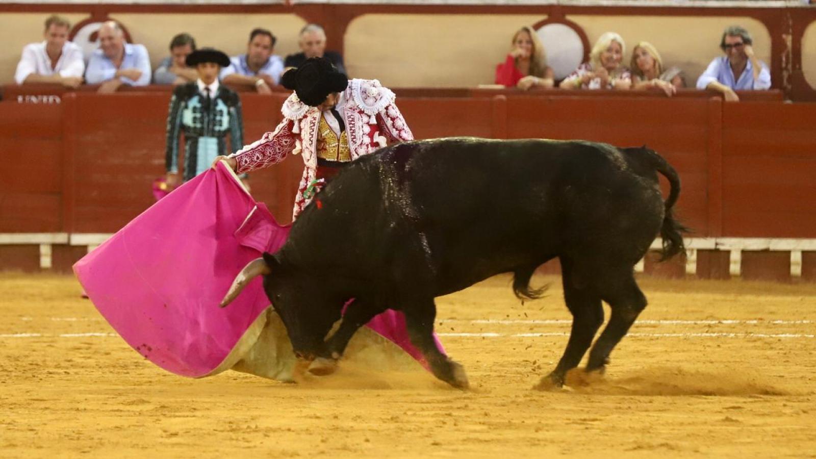 Morante nos agarra el corazón en la tarde de la contundencia de Ginés y la explosión de Roca