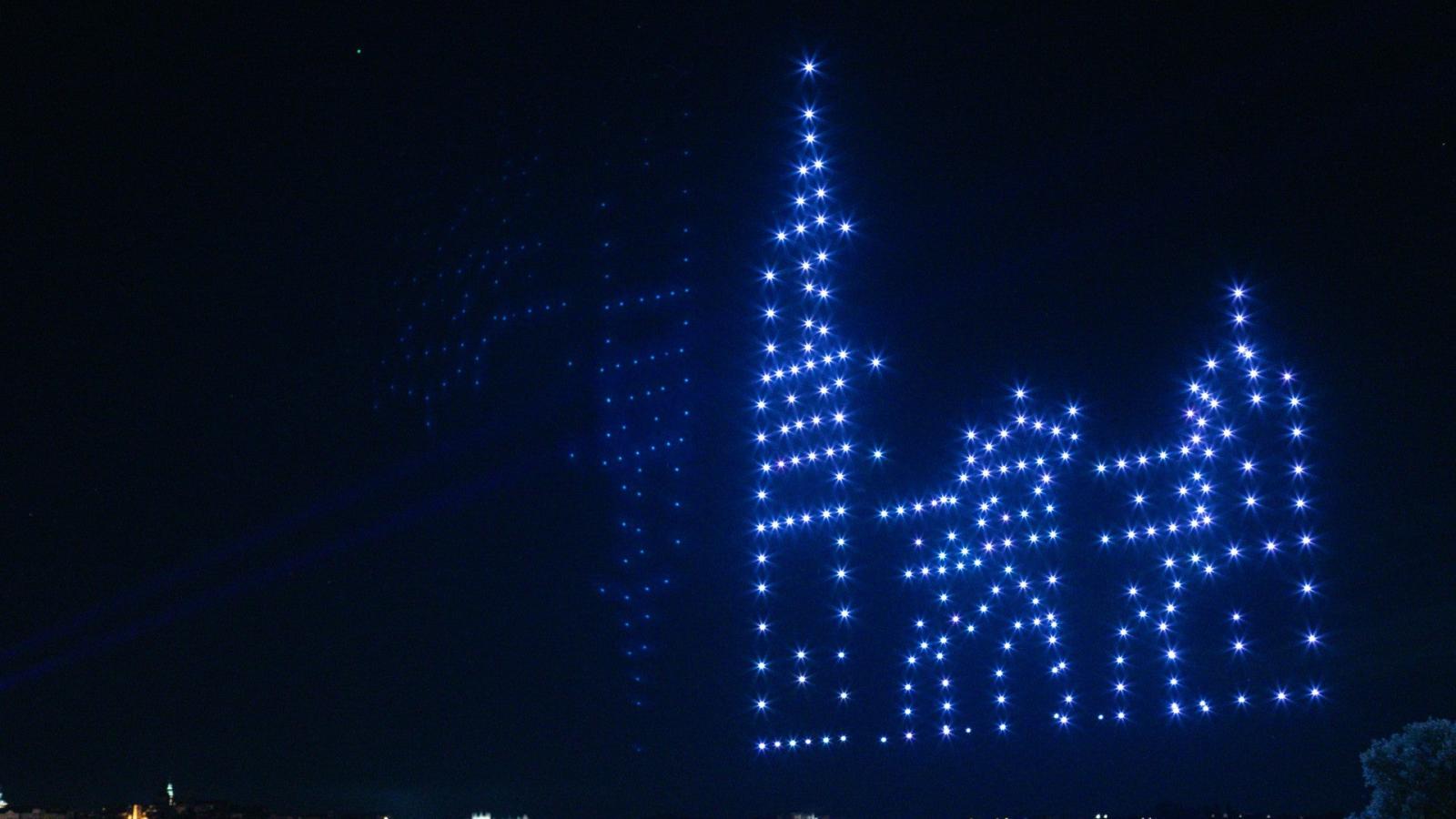 224 drones iluminan el cielo de Toledo en el espectáculo "30 años sobre las estrellas"