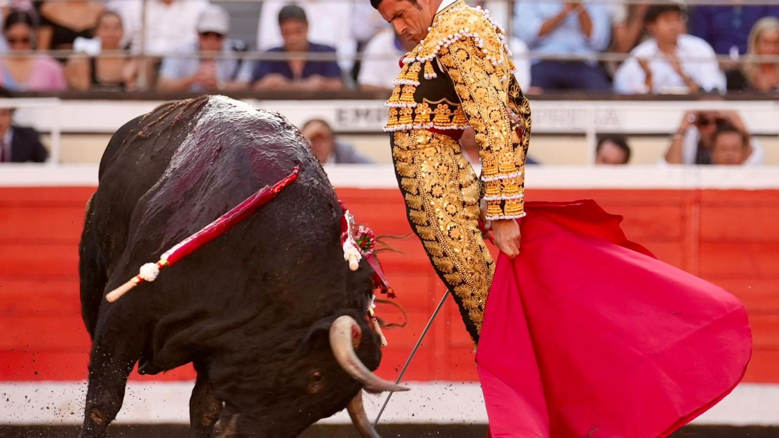 Castella se apunta a la gesta en silencio, herido, y Emilio al trofeo