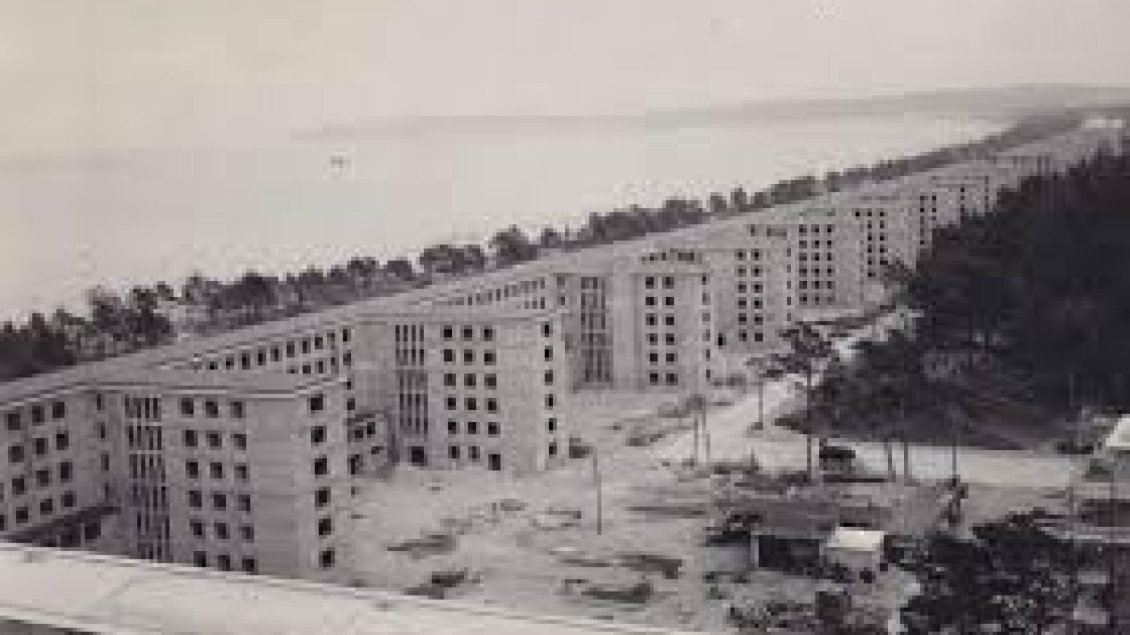 Vista aérea del balneario que edificaron en Prora, a orillas del mar, para las vacaciones de los alemanes nazis