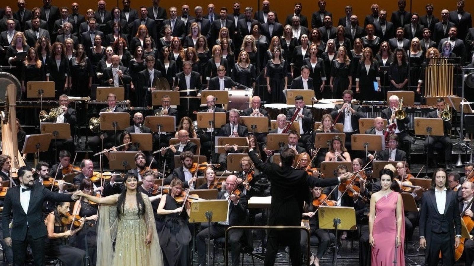 Netrebko (con el traje dorado) y compañía volvieron a regalar una noche para el recuerdo en el Teatro Real