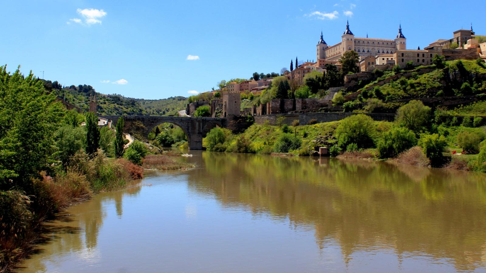 "¿Limpiamos el Tajo?" Convocan una quedada multitudinaria en Toledo para limpiar las orillas del río y plantar árboles