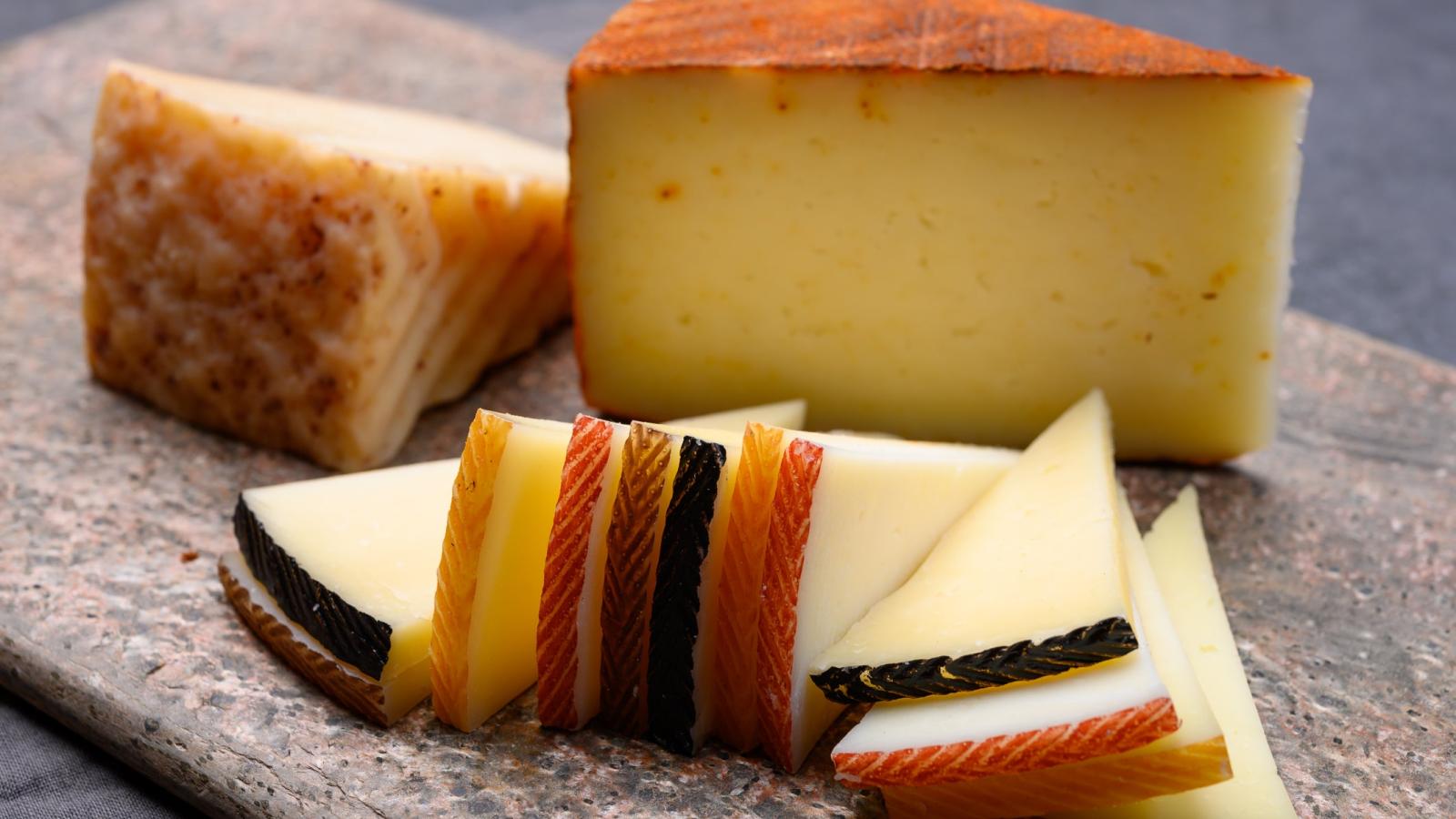 El queso ofrece una amplia gama de beneficios nutricionales, y algunos como el queso manchego, componen un plato muy consumido tanto en España como en el resto del mundo