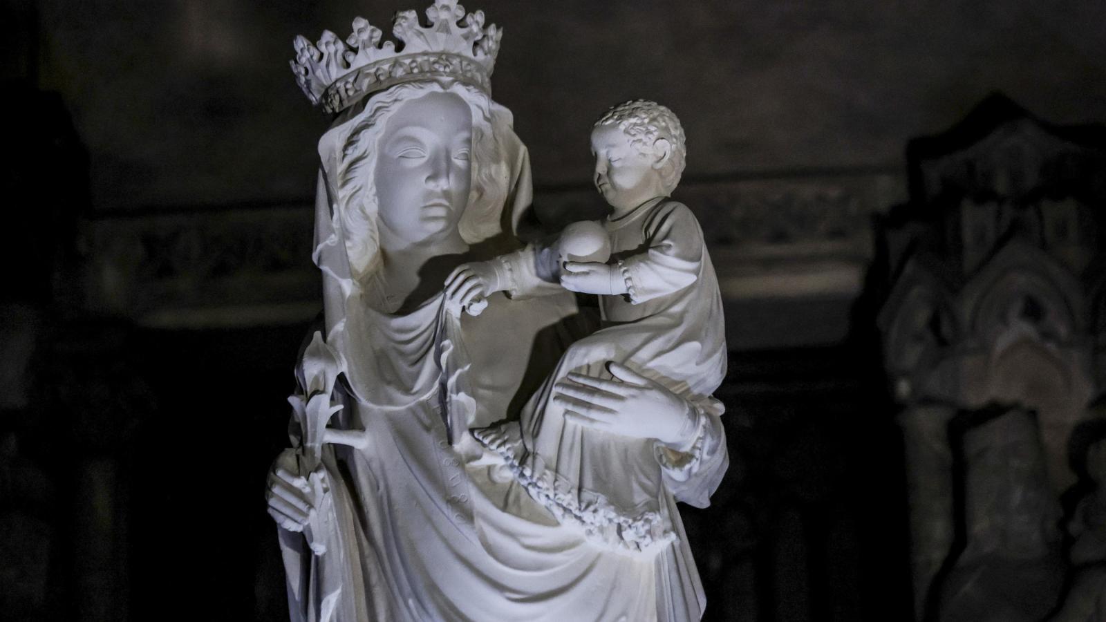 Tras sobrevivir al incendio de Notre Dame, la estatua de la Virgen y el Niño regresa a hombros a la catedral