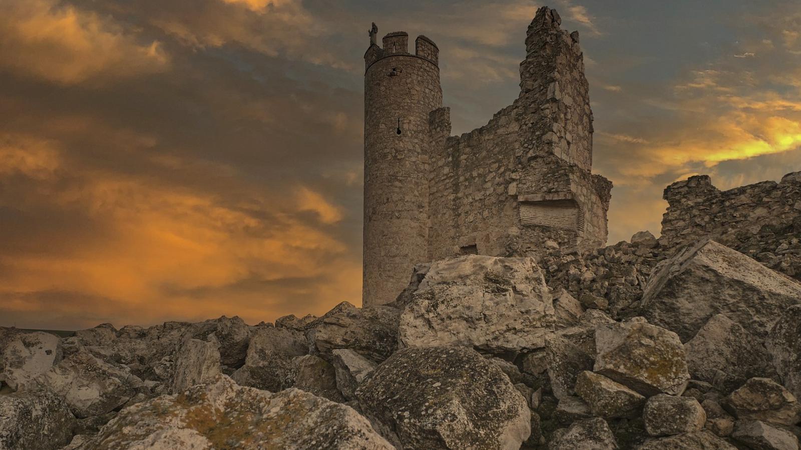 Este es el 'pueblo fantasma' con un antiguo castillo en ruinas en mitad de Castilla-La Mancha