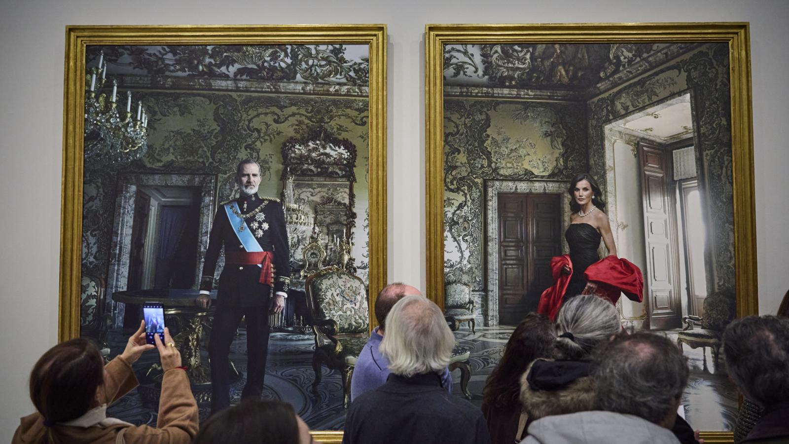 Los retratos reales de Annie Leibovitz: El rey, de capitán general, y la reina, de Balenciaga