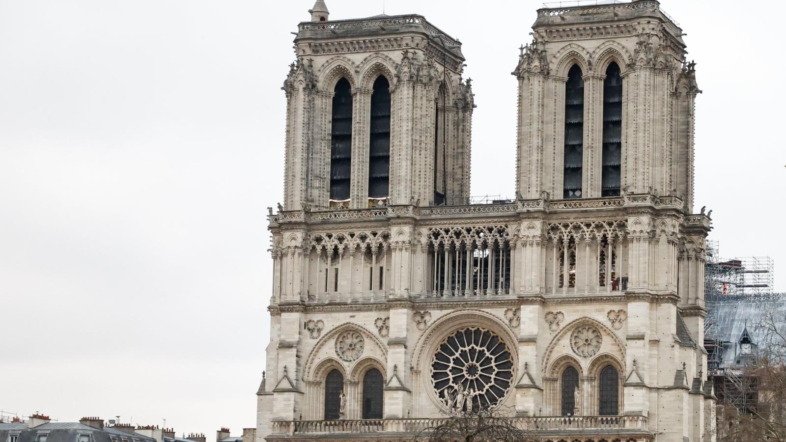 Realizan unas obras inesperadas en las torres de Notre Dame