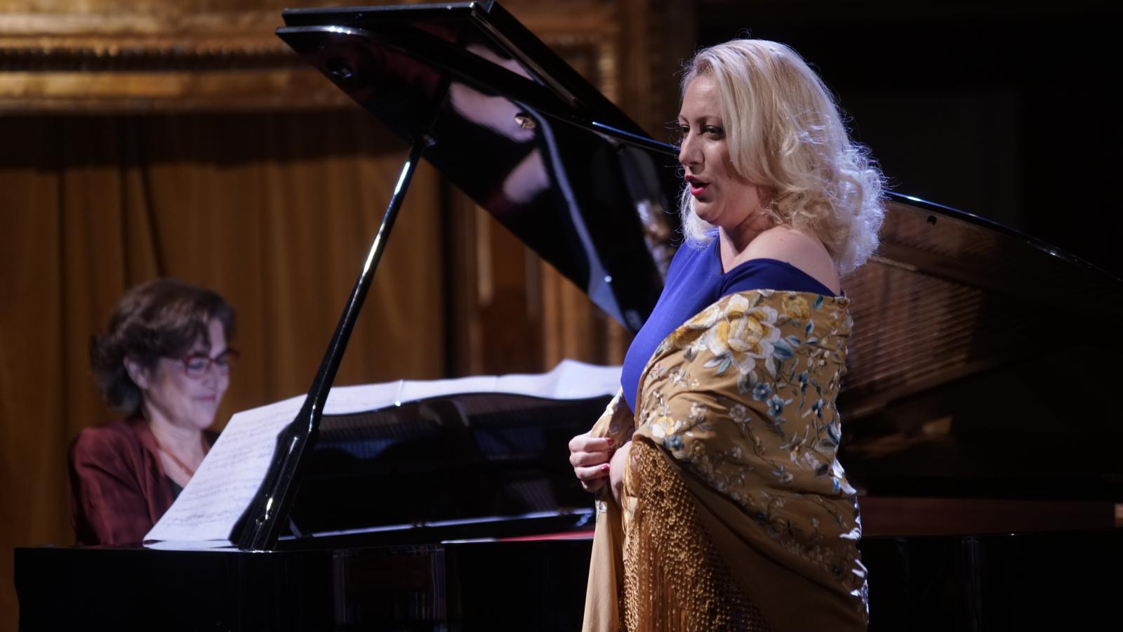 Imagen de archivo de la soprano Saioa Hernández, junto a Rosa Torres-Pardo (piano), en el Teatro de la Zarzuela de Madrid