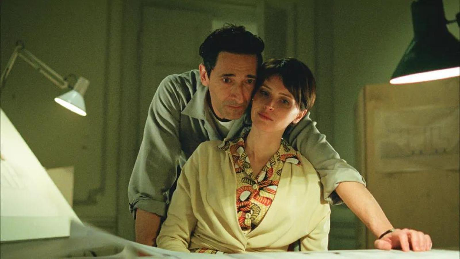 Adrien Brody y Felicity Jones en "The Brutalist"