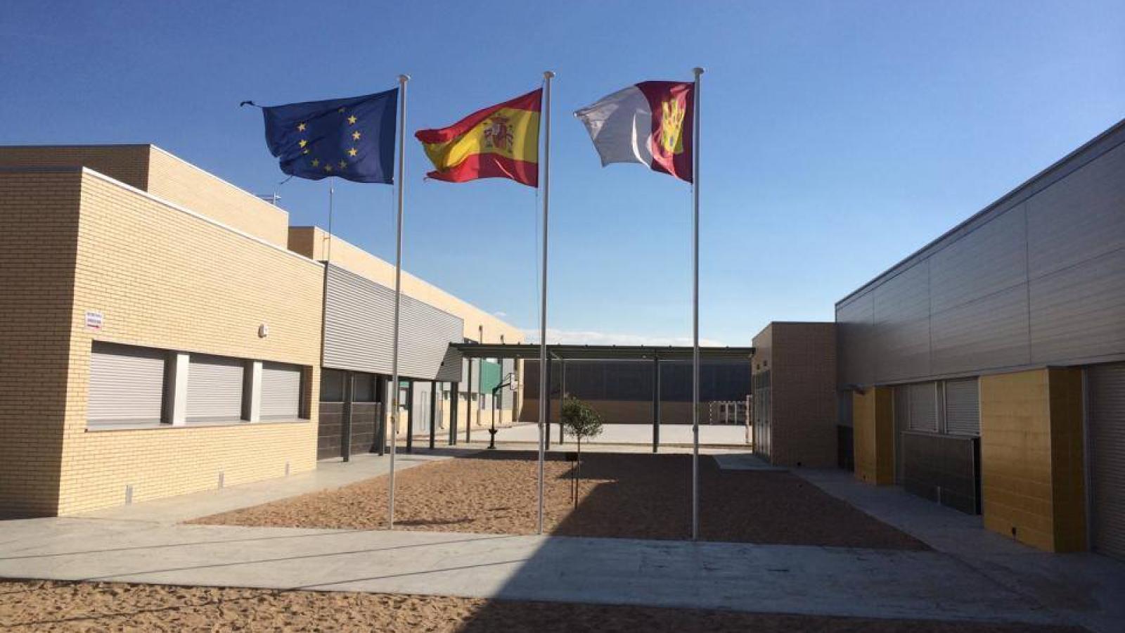 Un año de prisión para una madre que dio puñetazos, patadas y arrastró por el suelo a una profesora en un colegio de Toledo