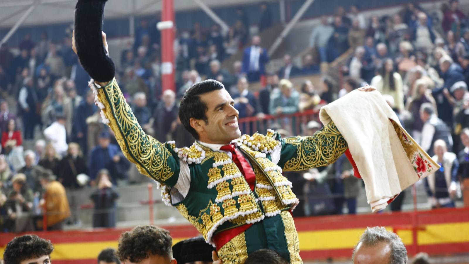 Emilio de Justo, el gran toro, y los dos trofeos