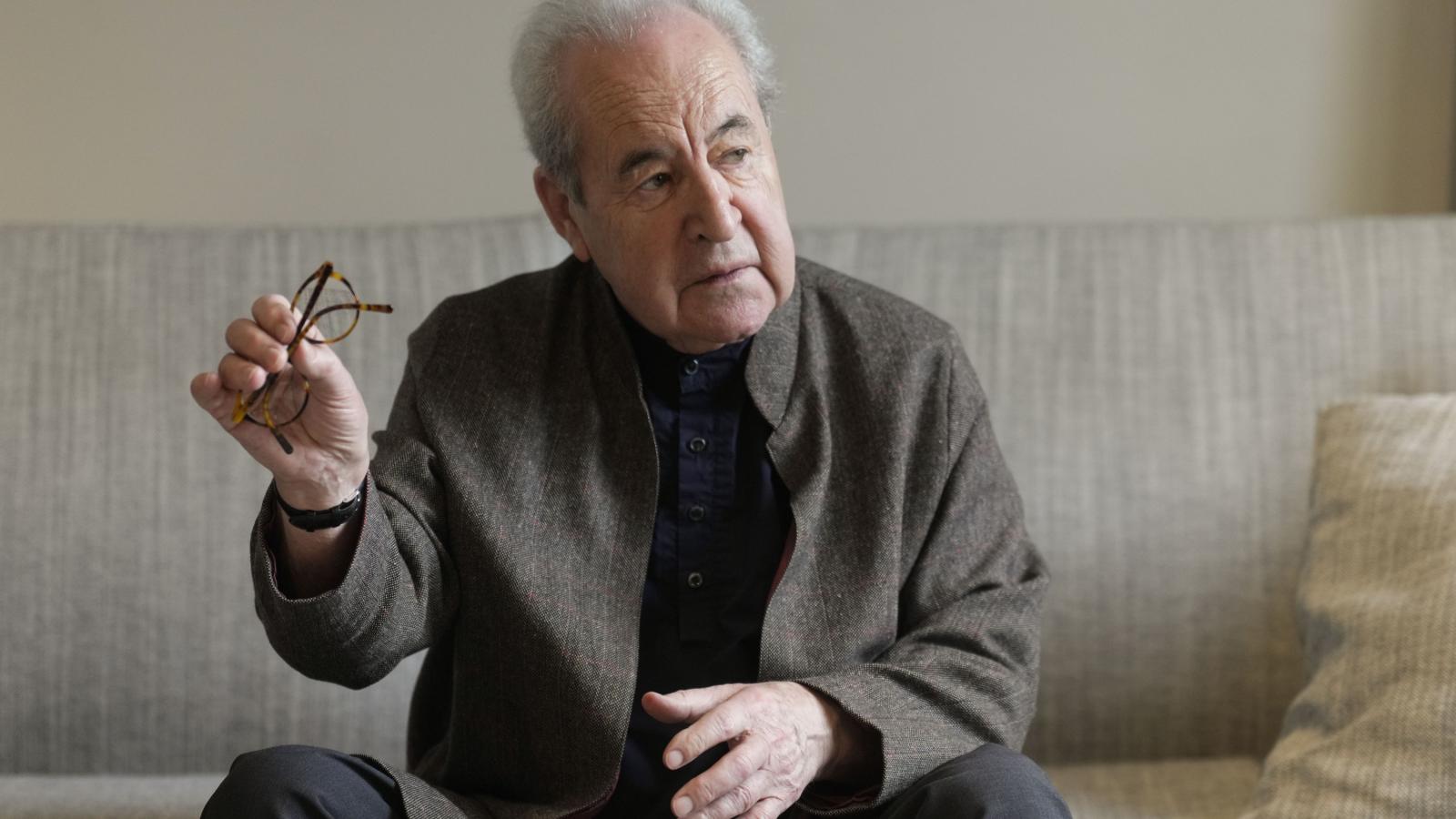 John Banville: «Los móviles están matando la imaginación»