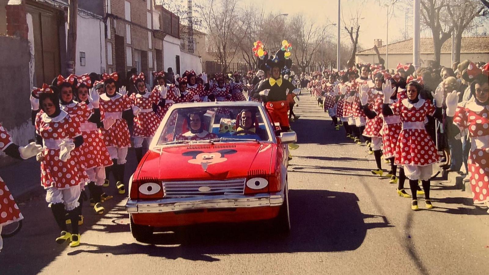 Historia, tradición y disfraces llenos de humor: así es la Asociación 'Amigos del Ponche', que vive el Carnaval desde 1991