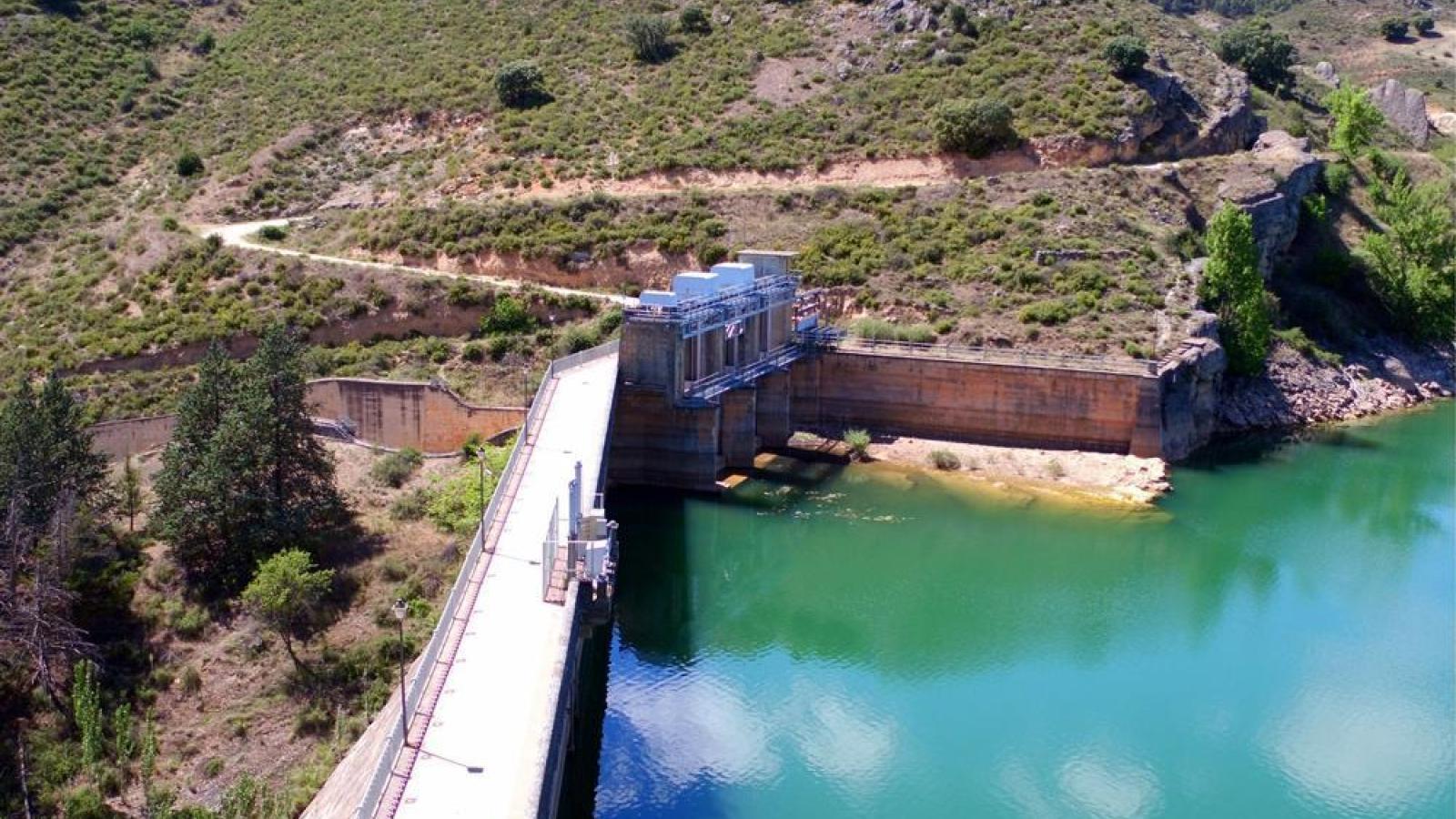 La presa de Alcorlo descargará 4,3 m³ de agua por segundo que llegarán a Guadalajara el martes por la mañana