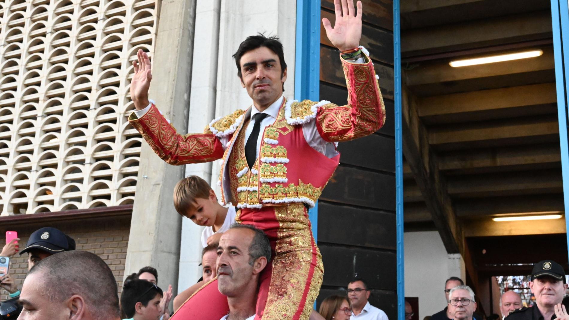 El diestro Miguel Ángel Perera, que ha cortado dos orejas, sale a hombros tras el festejo taurino de Feria de San Antolín