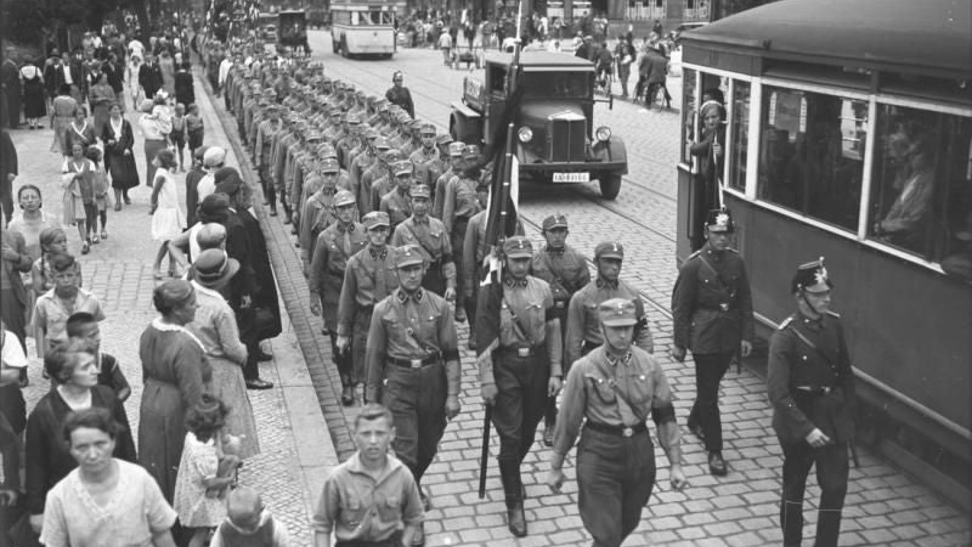 Las SA marchando en Spandau, 1932.