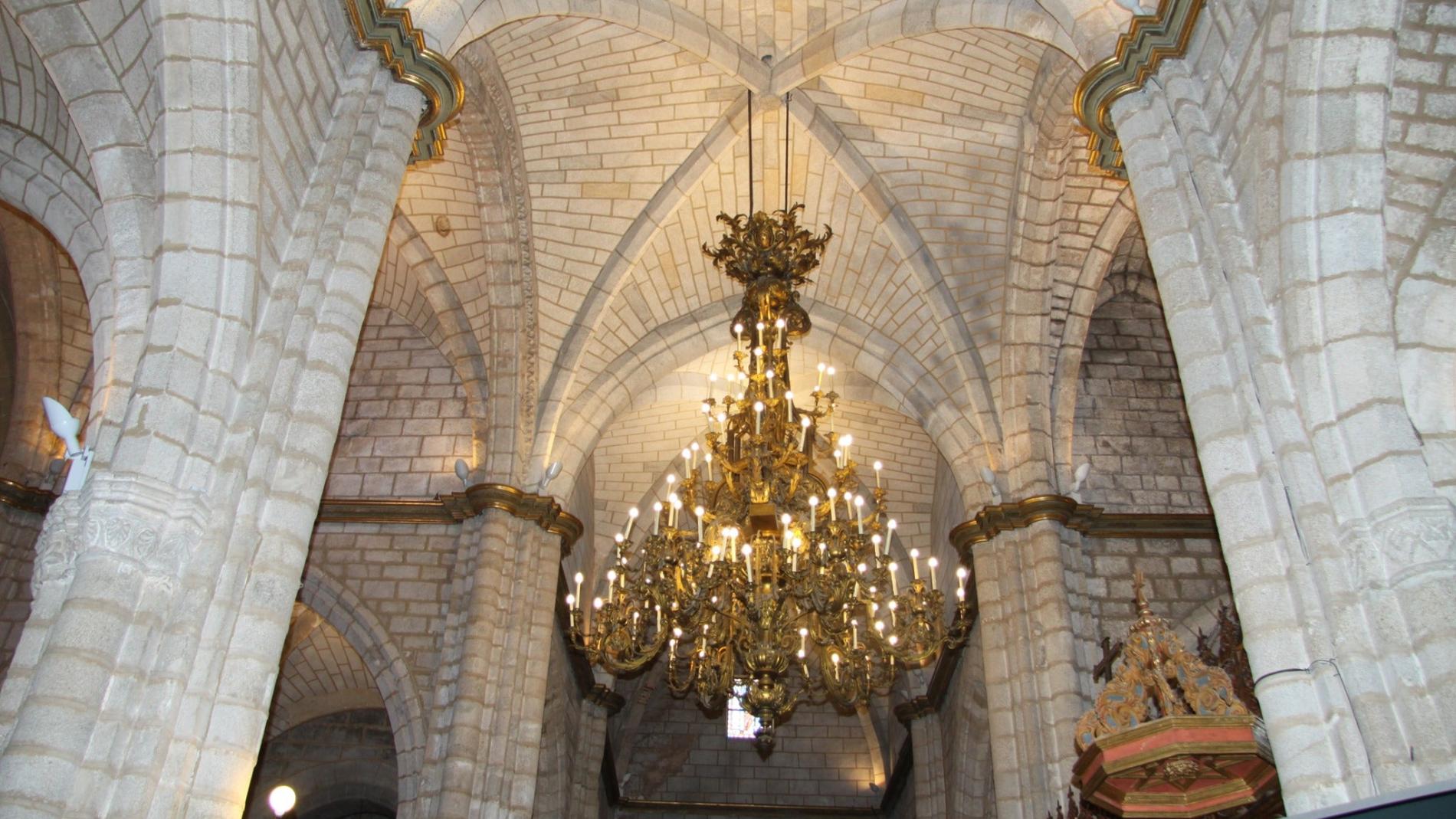 Lámpara de bronce del Salón de Sesiones, hoy en la Catedral de Badajoz