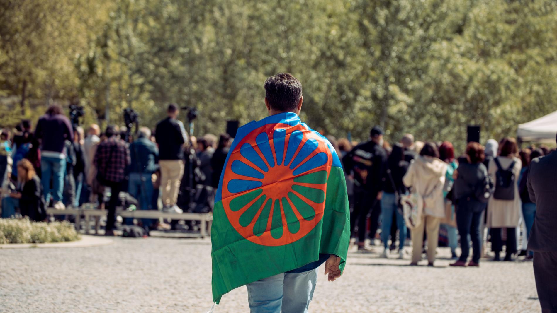 Una persona con una bandera gitana en uno de los actos conmemorativos del Día Internacional del Pueblo GItano