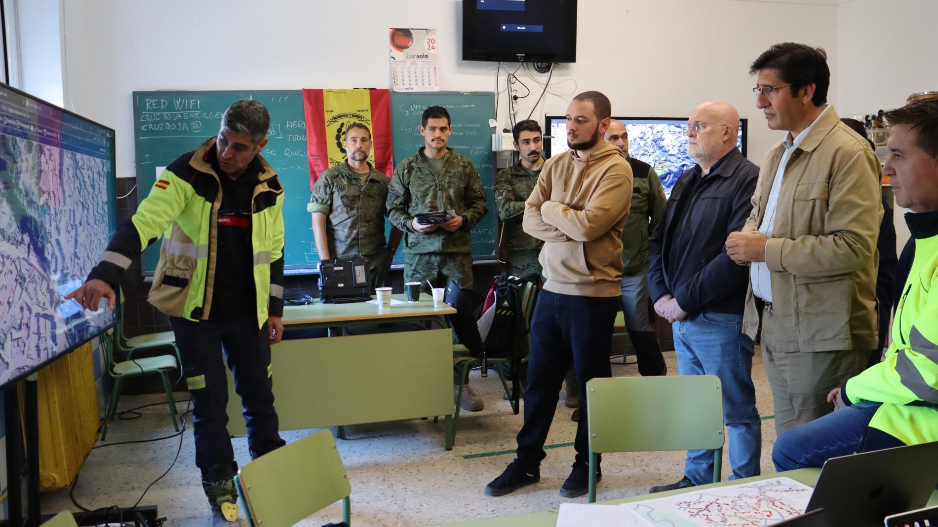 El vicepresidente segundo, José Manuel Caballero, ha visitado la oficina de atención para los afectados de la DANA en Letur (Albacete)