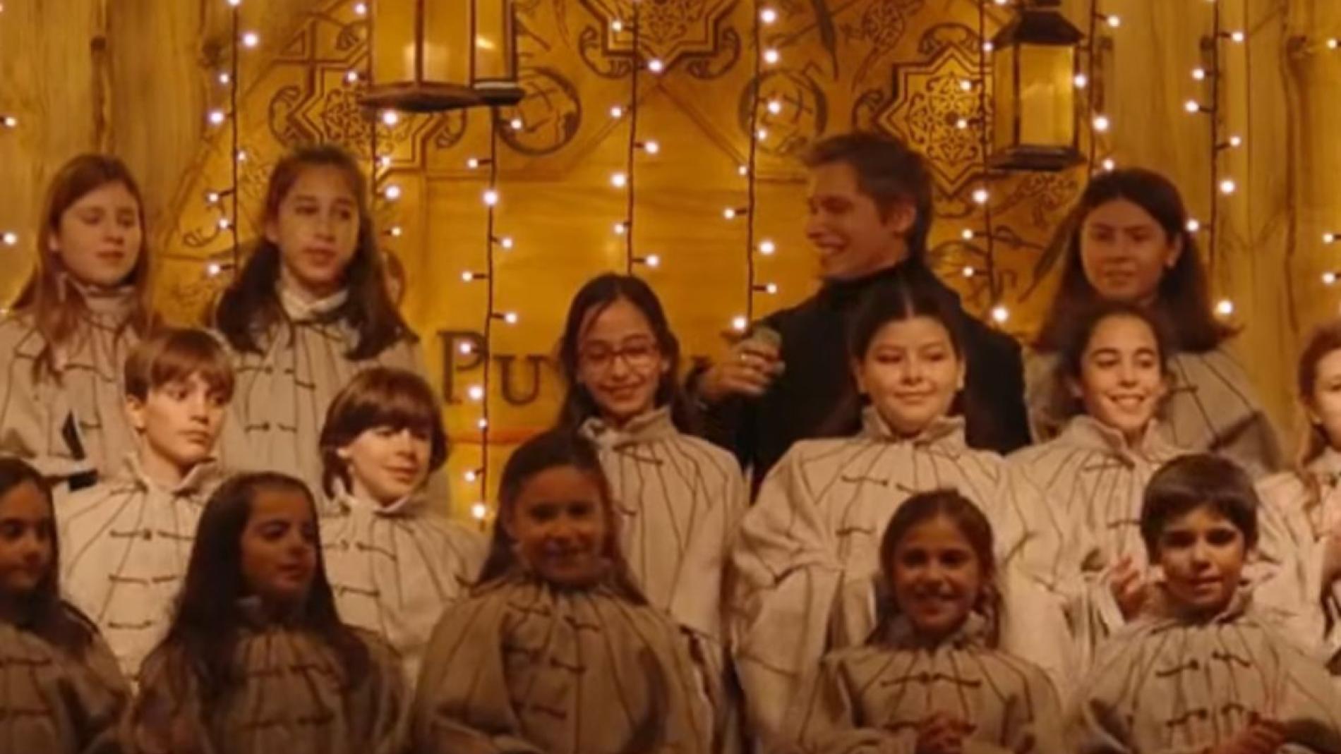 Carlos Baute cantando en Puy du Fou junto a un coro de niños.