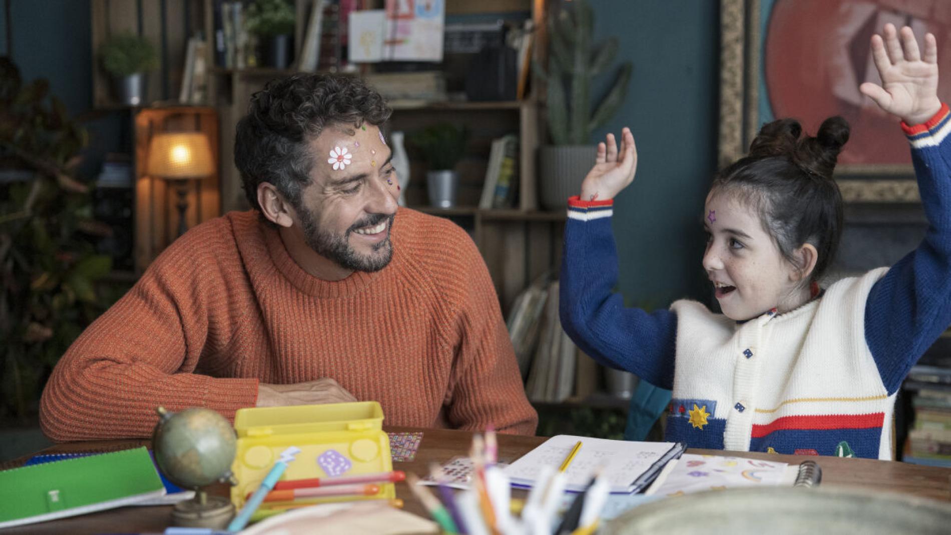 Paco León y Maia Zaitegui en "Sin instrucciones"