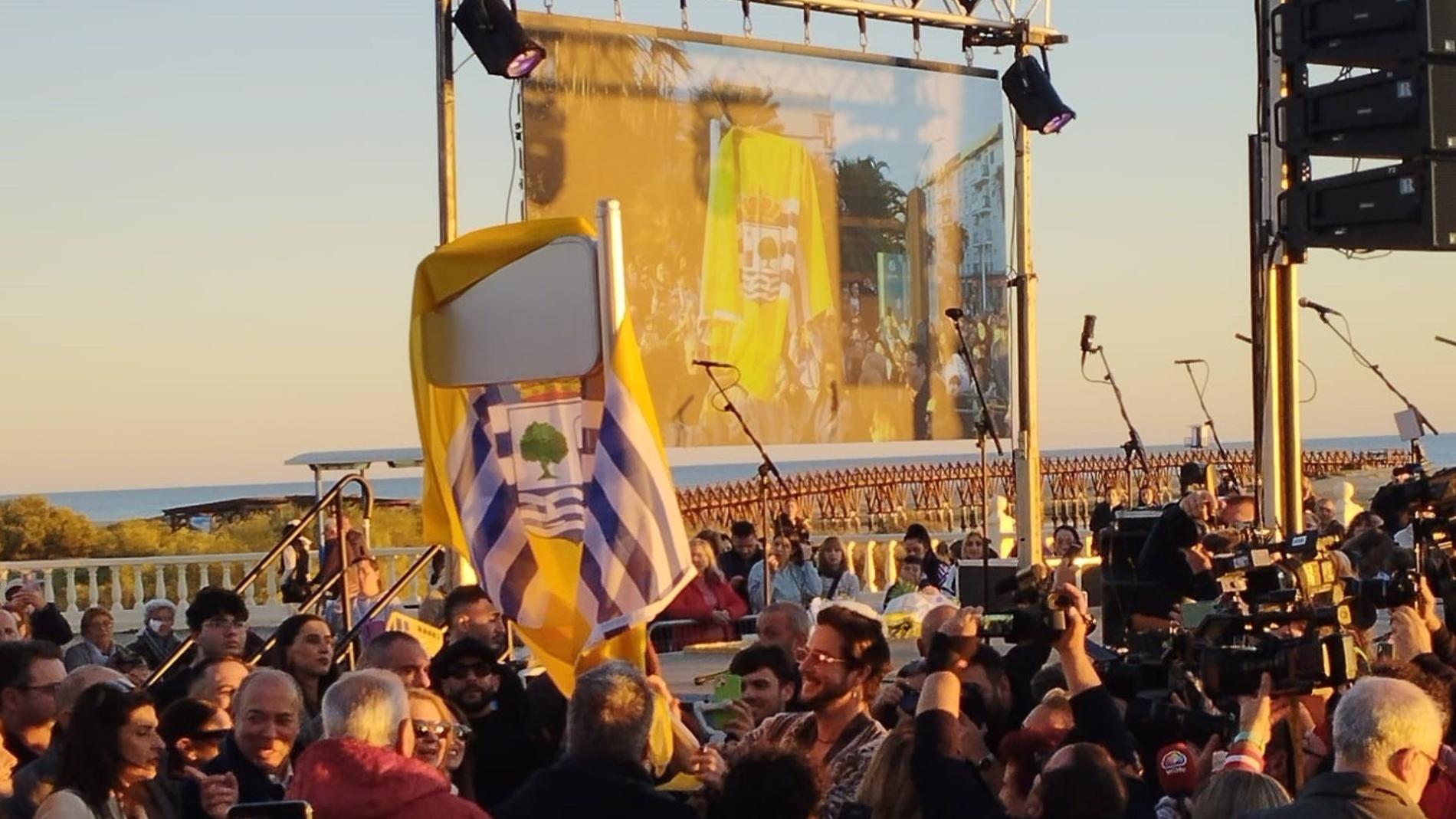 23/12/2024 El cantante isleño Manuel Carrasco descubre la placa con la avenida que lleva su nombre en la barriada de Punta del Caimán, en Isla Cristina (Huelva).CULTURA ANDALUCÍA ESPAÑA EUROPA HUELVA SOCIEDADM.R/EUROPA PRESS