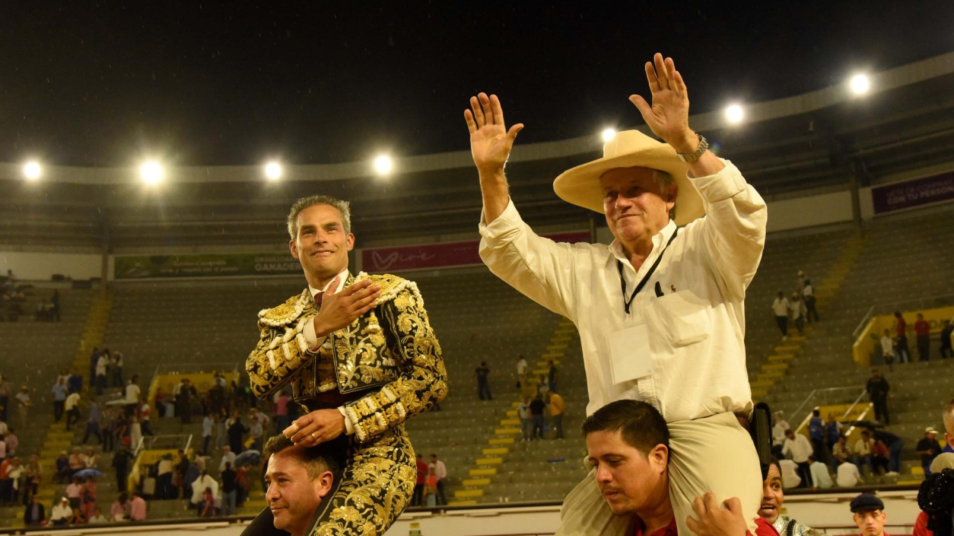 Luis Bolívar y el ganadero Miguel Gutiérrez, a hombros