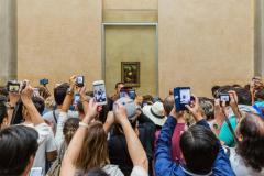 Los turistas fotografiando el cuadro de la Mona Lisa, en París/dreamstime