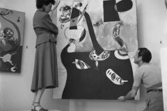 Peggy Guggemheim durante el montaje de una obra de Miró.