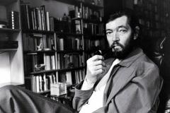 Julio Cortázar posa en su despacho con una pipa