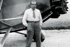 Antoine de Saint-Exupéry posa delante de un avión