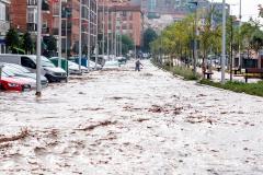 Paseo de La Rosa, este miércoles en Toledo, inundado después de que el arroyo De la Rosa se haya desbordado por las tormentas