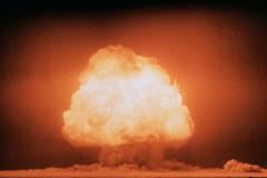 Hongo provocado por la explosión de The Gadget en 1945, la primera explosión nuclear de la historia que tuvo una potencia de 25 kilotones.