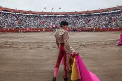 AME3080. LIMA (PERÚ), 13/11/2022.- El torero peruano Andrés Roca Rey actúa durante la última corrida de toros en la Plaza de Acho, hoy, en Lima (Perú). EFE/ Aldair Mejia