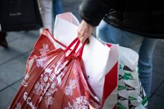 Varias personas con bolsas de la compra en una calle céntrica. A 04 de enero de 2023, en Sevilla (Andalucía, España). El presidente de Comercio Andalucía, Rafael Bados, ha destacado este miércoles 