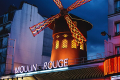 La fachada del mítico cabaret parisino Moulin Rouge