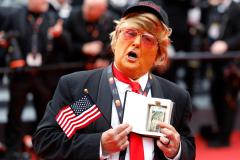 Asistente al Festival de Cannes caracterizado como Donald Trump