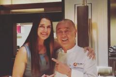 El chef y actor Nobu junto a Brooke Shields