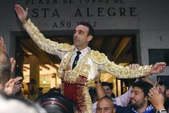 GRA388. BILBAO(BIZKAIA), 25/08/2017.- El diestro Enrique Ponce ha salido hoy por la puerta grande de la plaza de toros de Vistalegre, tras cortar dos orejas a su segundo toro durante la séptima tarde de Corridas Generales de Bilbao 2017. EFE/MIGUEL TOÑA