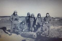 Miembros de las Fuerzas Aéreas Argentinas junto a bombas británicas sin explotar, durante la guerra de las Malvinas