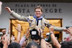 El diestro Borja Jiménez sale a hombres de la plaza de toros de Bilbao.