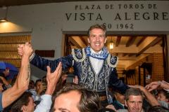 El rejoneador Pablo Hermoso de Mendoza ha salido a hombros por conseguir dos orejas, durante la corrida de la Feria de Bilbao celebrada este sábado en la plaza de toros de Vistalegre.