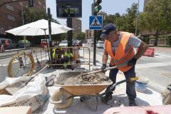 Un trabajador de la construcción junto a un termómetro que marca cuarenta grados en la avenida de la Fama de Murcia.