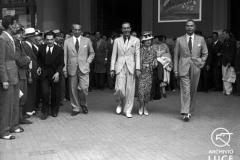 Walt Disney, en el centro de la imagen, durante su visita a Roma en 1935