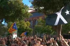 La bandera negra ondea junto a la estelada en una manifestación