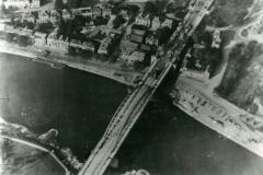 Vista aérea del puente sobre el Rin a su paso por Arnhem; las secuelas del combate son visibles en la parte superior de la fotografía